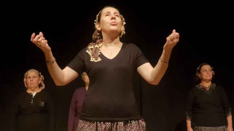 Bergamalı köylü kadınlardan tiyatro gösterisi