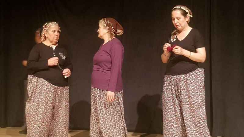 Bergamalı köylü kadınlardan tiyatro gösterisi