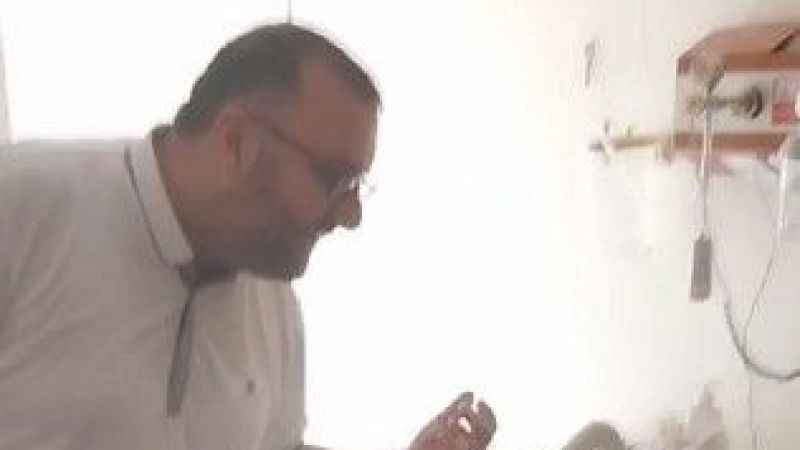 Hastasını şarkıyla taburcu etti