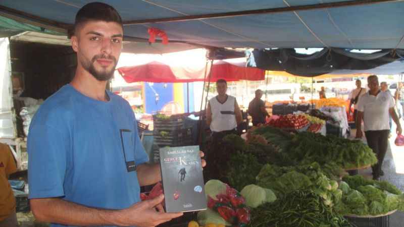 Pazarda çalışırken aldığı notlarla kitap çıkardı