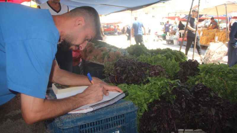 Pazarda çalışırken aldığı notlarla kitap çıkardı