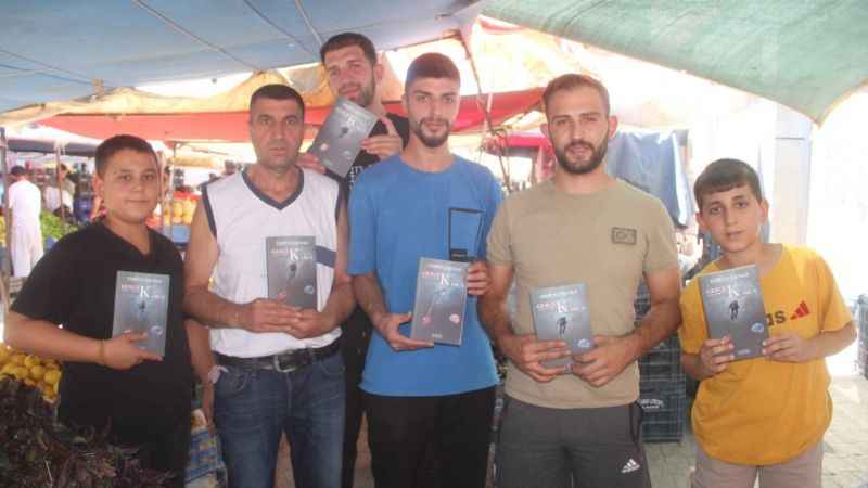 Pazarda çalışırken aldığı notlarla kitap çıkardı