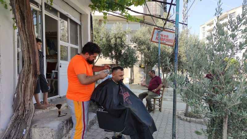 Sıcak havalar berber dükkanlarını sokağa taşıdı