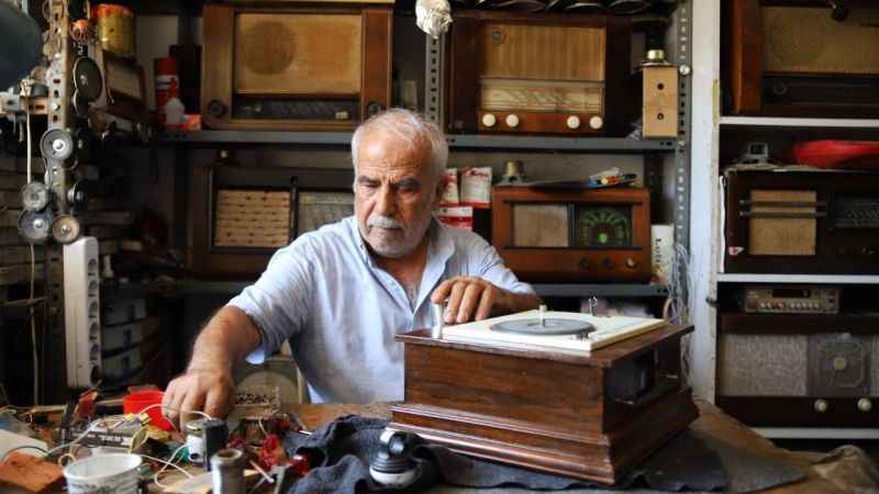 100 yıllık radyolara gözü gibi bakıyor