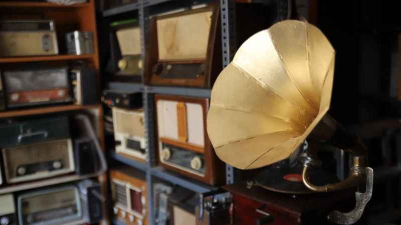 100 yıllık radyolara gözü gibi bakıyor