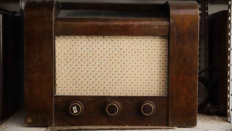 100 yıllık radyolara gözü gibi bakıyor