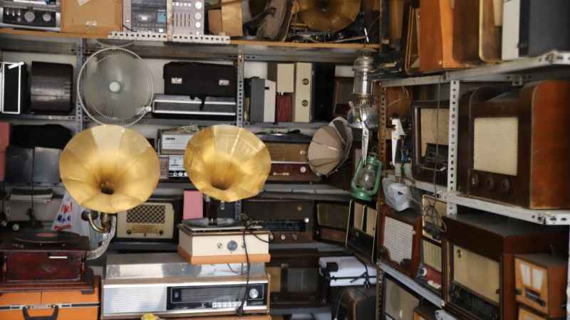 100 yıllık radyolara gözü gibi bakıyor