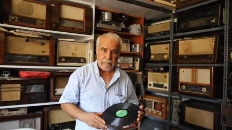 100 yıllık radyolara gözü gibi bakıyor