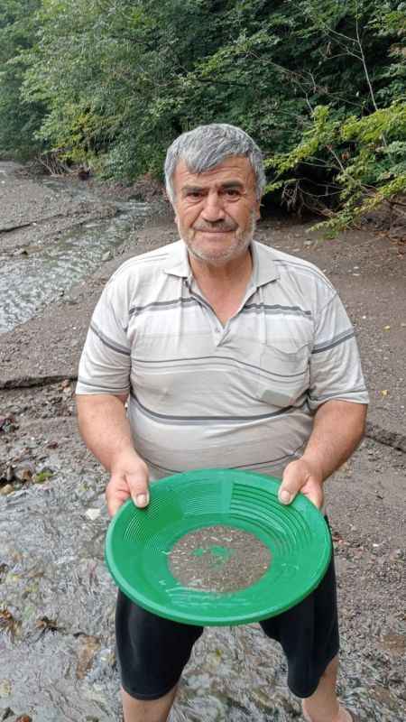 Dere yatağında altın arıyorlar