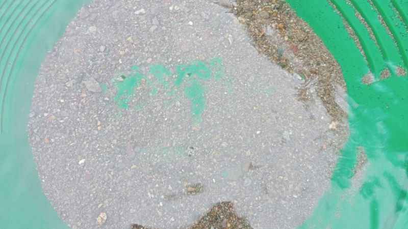 Dere yatağında altın arıyorlar