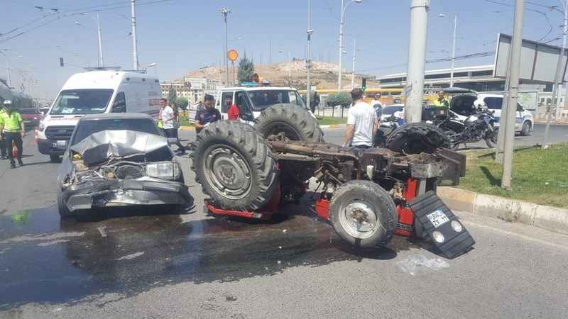 Malatya'da otomobil ile traktör çarpıştı: 2 yaralı