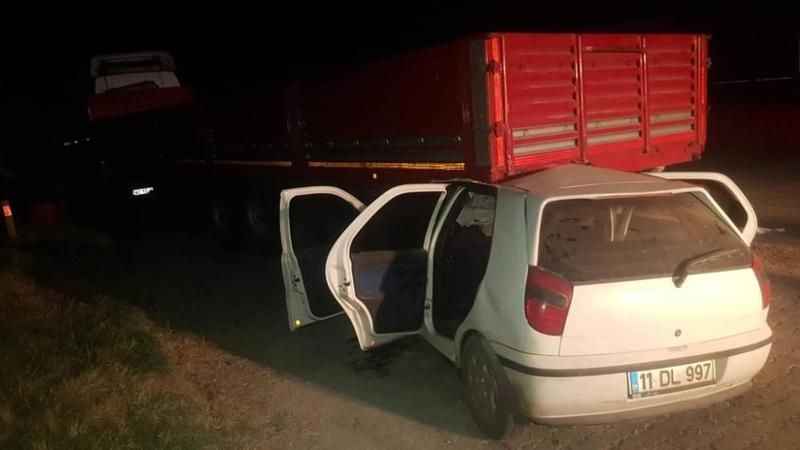 Bilecik'te otomobil, park halinde tırın dorsesine arkadan çarptı: 5 yaralı