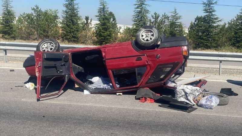 Afyonkarahisar'da taklalar atıp ters dönen otomobilde 3 kişi yaralandı