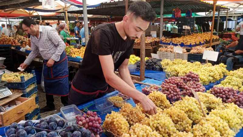 Pazar tezgahları üzümle süslendi