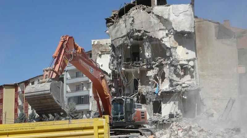 1 günde üç depremle sarsılan Malatya’da ağır hasarlı binaların yıkımlarına hız verildi