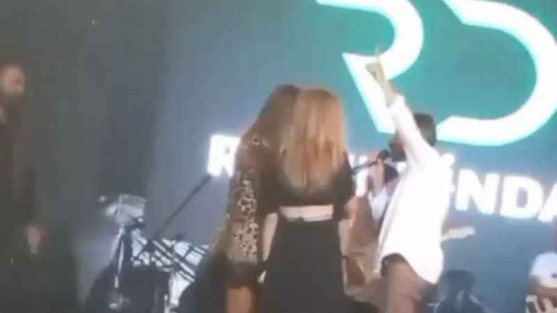 Demet Akalın'ın sahnede gergin anları