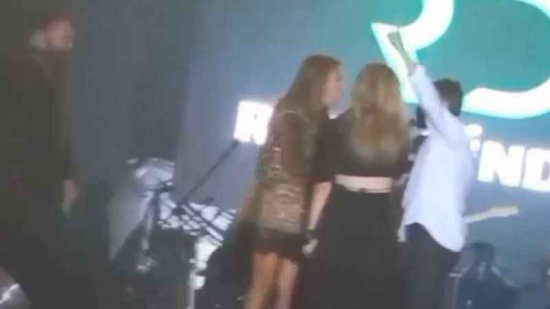 Demet Akalın'ın sahnede gergin anları