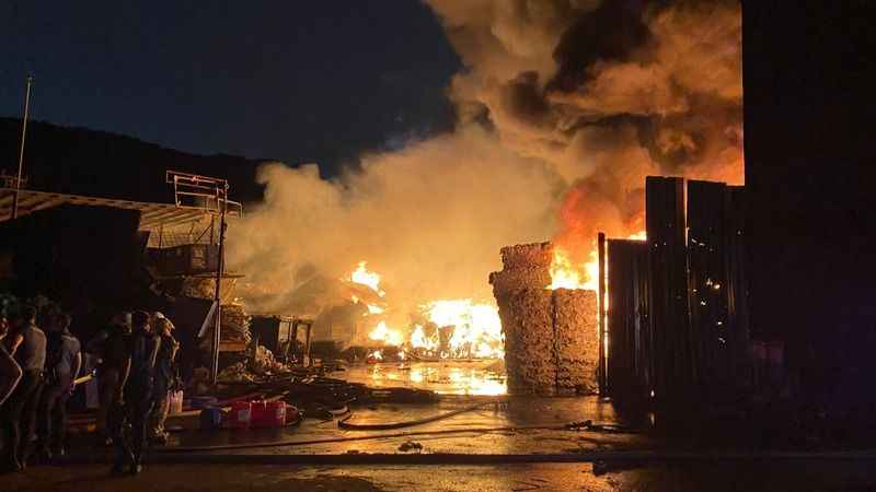 Sarıyer'de geri dönüşüm deposu alev alev yandı