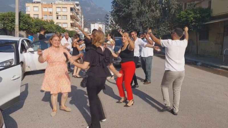 Araçları durdurup çiftetelli oynadılar