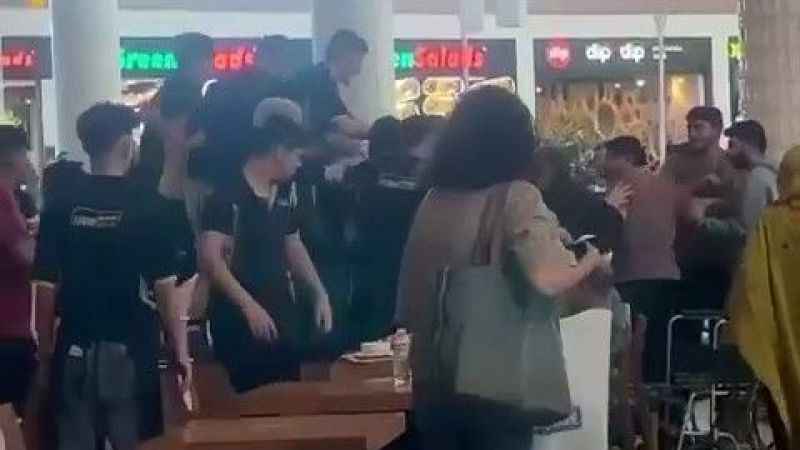 AVM’nin restoranı çıkan kavgada savaş alanına döndü