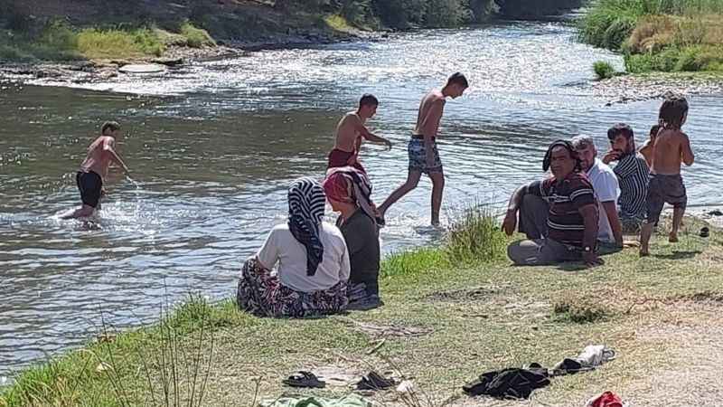 Muhtar, sıcaktan bunalan köylülere plaj yaptırdı