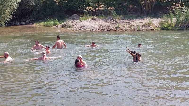 Muhtar, sıcaktan bunalan köylülere plaj yaptırdı