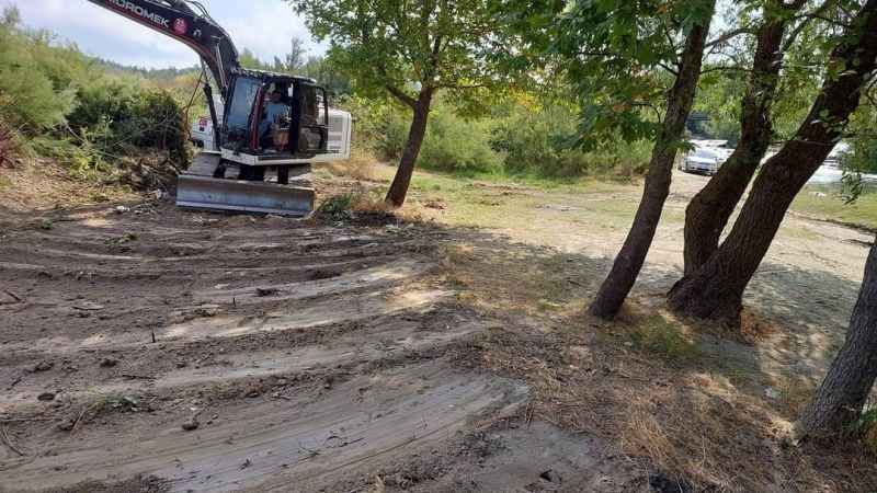 Muhtar, sıcaktan bunalan köylülere plaj yaptırdı