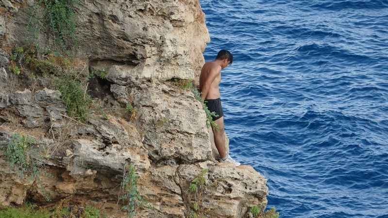 30 metrelik falezlerde gençlerin ölüm oyunu