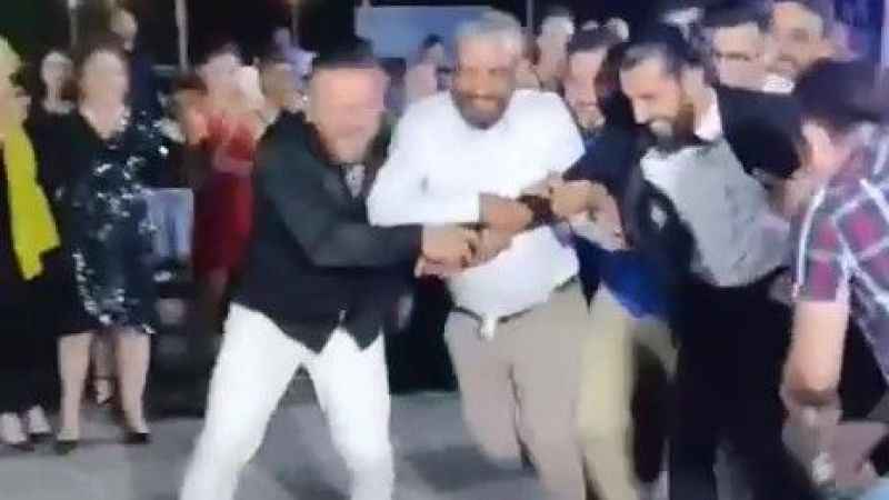 Düğün sahibini elbiseleriyle havuza attılar