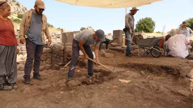 Assos antik kentine ait 2 bin 300 yılık ağırlık birimi bulundu