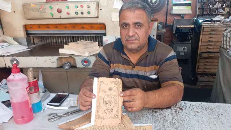 Yıpranmış Kur'an-ı Kerim'leri aşkla onarıyor