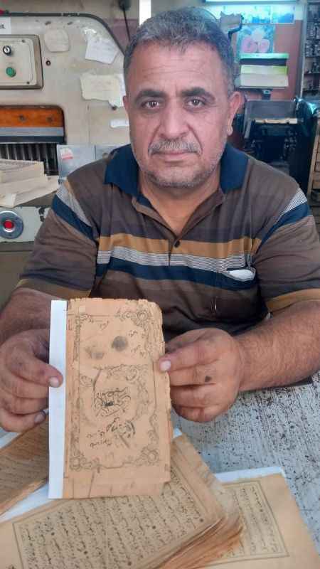 Yıpranmış Kur'an-ı Kerim'leri aşkla onarıyor