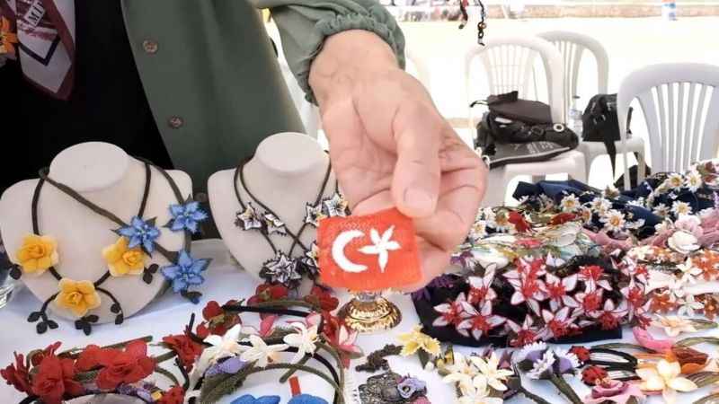 Tek eliyle iğne oyası yaparak geçimini sağlıyor