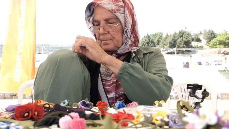 Tek eliyle iğne oyası yaparak geçimini sağlıyor