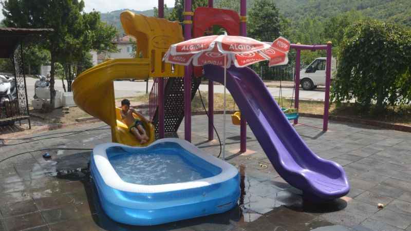 Sıcaklardan bunalan çocuk kendi aquparkını yaptı