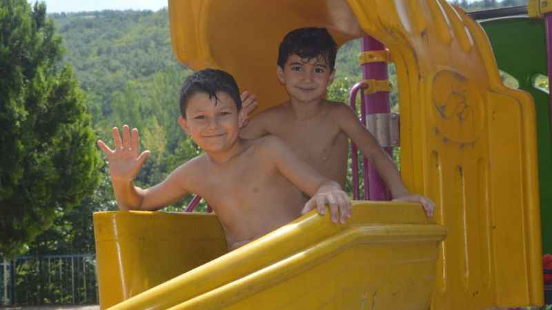 Sıcaklardan bunalan çocuk kendi aquparkını yaptı