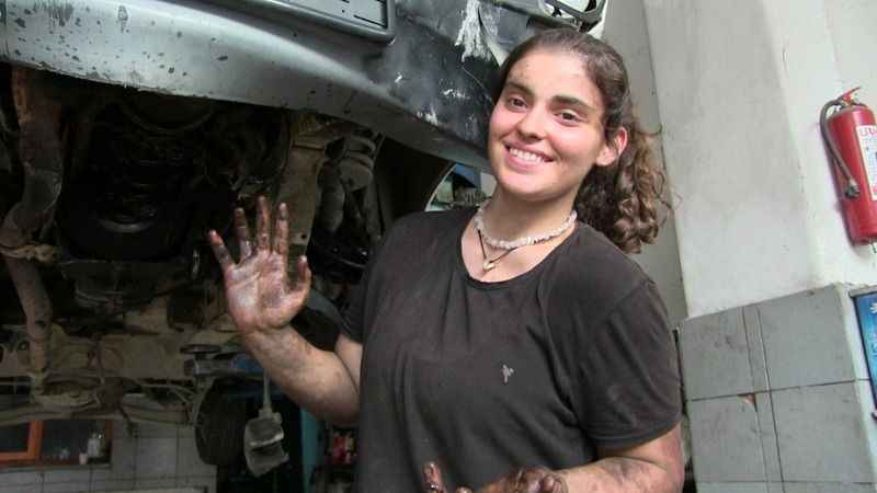 Babasının tamirhanesine motor ustası oldu