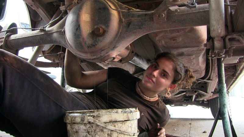 Babasının tamirhanesine motor ustası oldu