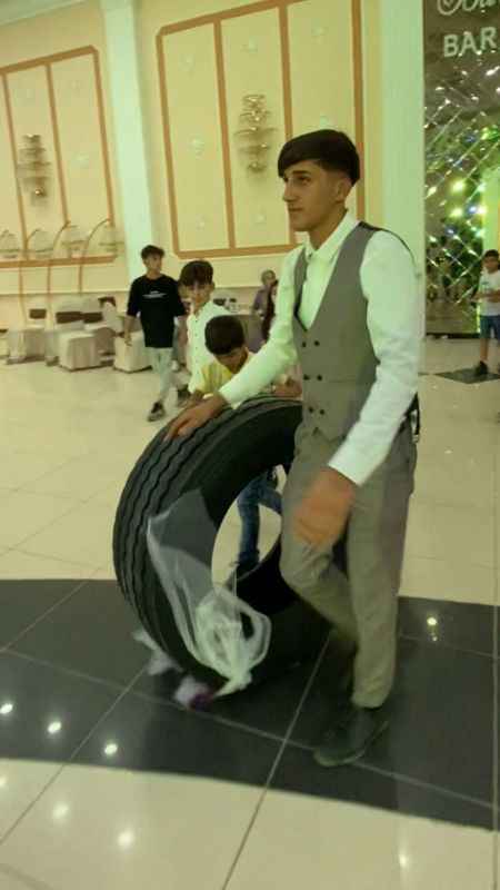 Damada düğünde altın yerine araç lastiği taktı