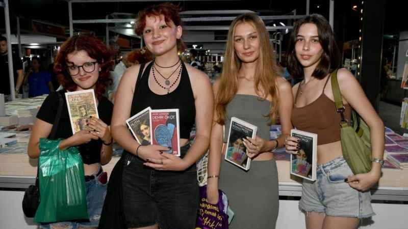 Kuşadası Kitap Fuarı 300 bin kişiyi ağırladı