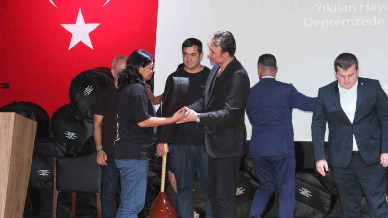 Depremzede müzisyenlere enstrüman dağıtıldı