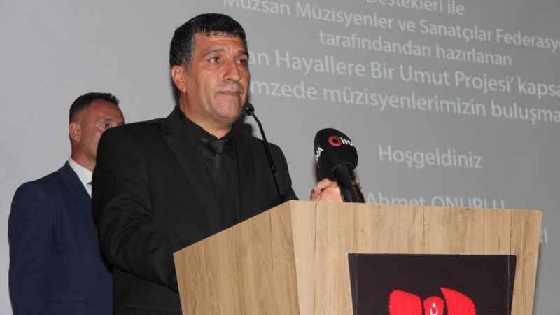 Depremzede müzisyenlere enstrüman dağıtıldı