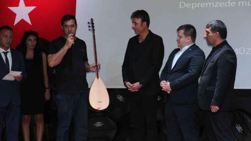 Depremzede müzisyenlere enstrüman dağıtıldı