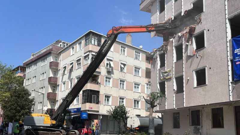 Avcılar’da kentsel dönüşüm çalışmasında 1999’uncu binanın yıkımına başlandı