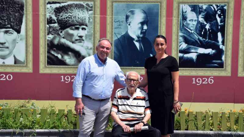 Koleksiyondaki Atatürk fotoğraflarını görünce duygulandı