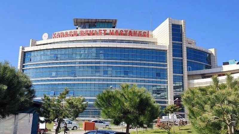 Anne kedi yavrusunu hastaneye getirdi