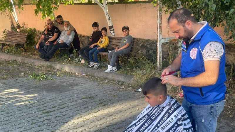 Yaylaları dolaşıp çocukları ücretsiz tıraş ediyorlar