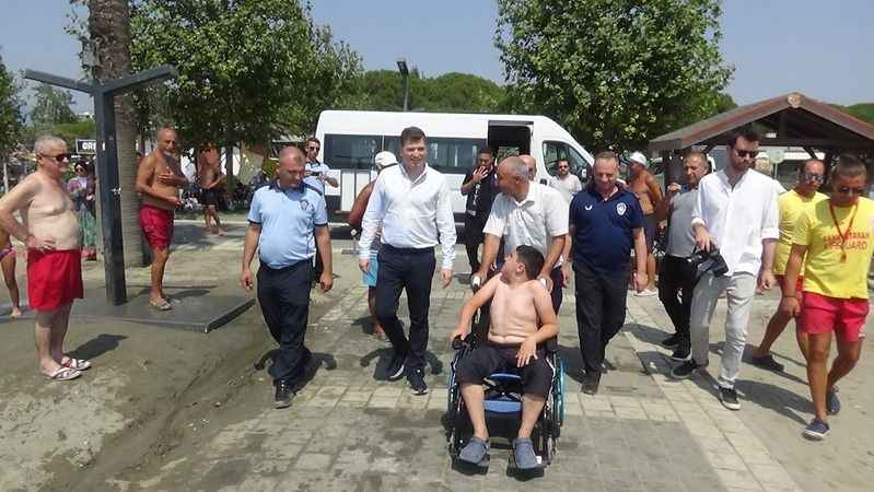 Engelli çocuk hayatında ilk kez denize girdi