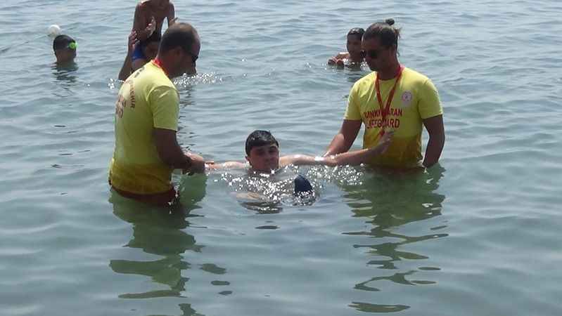 Engelli çocuk hayatında ilk kez denize girdi