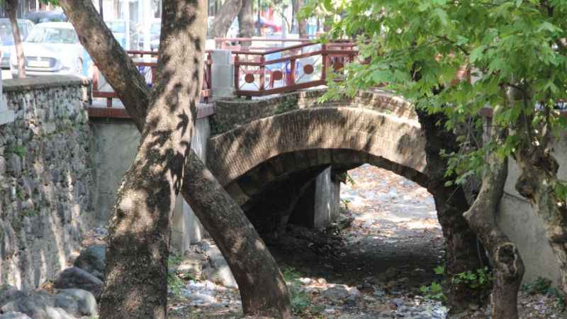 Manisa'nın tarihi köprüleri beton altında kaldı